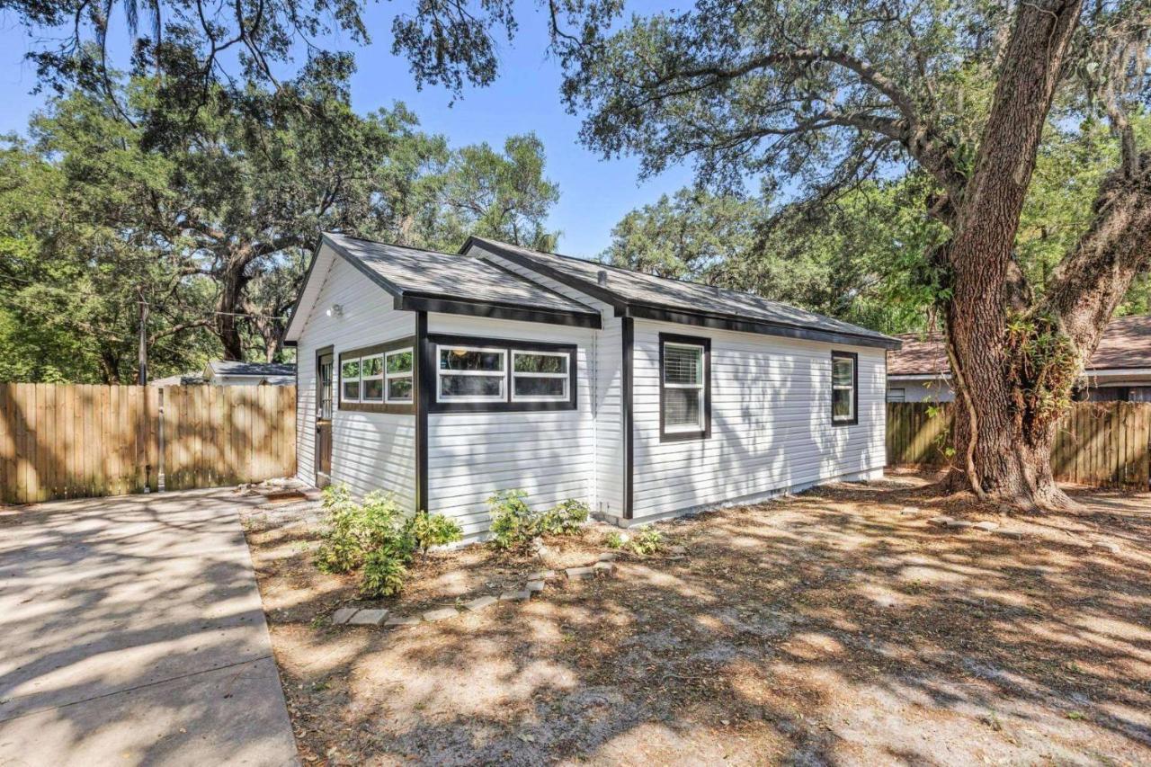 Treehouse Is A Quaint 2 Bedroom In An Up-And-Coming Part Of Town, Pet Friendly With Fenced Yard And Lounge Area That Is Close To Downtown Tampa Exterior photo