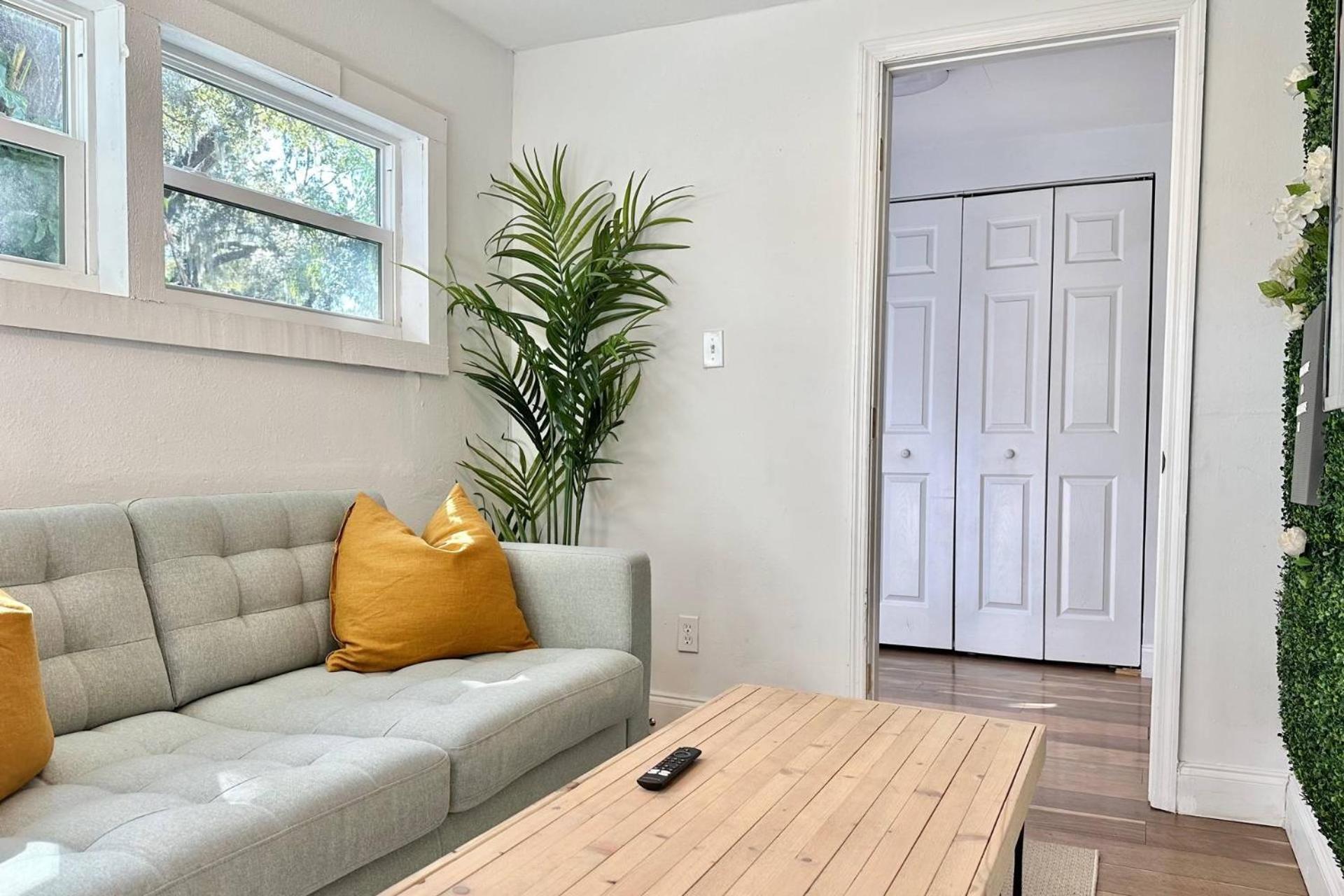 Treehouse Is A Quaint 2 Bedroom In An Up-And-Coming Part Of Town, Pet Friendly With Fenced Yard And Lounge Area That Is Close To Downtown Tampa Exterior photo